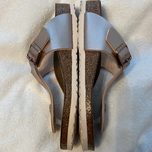 Girls Birkenstock’s size 32 Gizeh Rose Gold, New, $100, sold out in this color - Picture 8 of 8